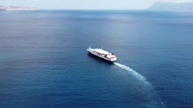 Yunan Adaları ile limandan ayrılan yolcu gemisi.