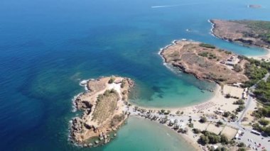 İnsansız hava aracının su altı resiflerindeki görüntüsü ve Akdeniz kıyısındaki şeffaf suyla birlikte plajların yakınındaki kayalıklar. Kamera aşağı bakıyor. Girit, Yunanistan.