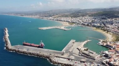 Girit, Yunanistan. Deniz gemileri, tekneleri ve deniz feneri olan liman. Retimno