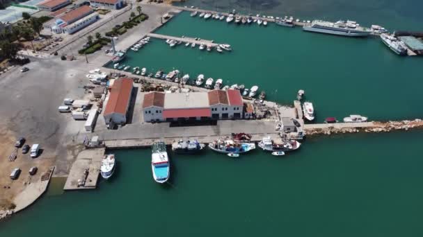 Kreta, Griekenland. Op de voorgrond - zee en pier van Heraklion haven, laadapparatuur, cruiseschepen, jachten, op de achtergrond — Stockvideo