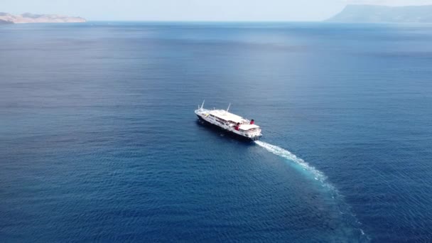 Buque de pasajeros que sale del puerto con destino Islas griegas. — Vídeos de Stock