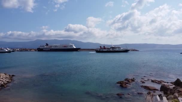 Filmagem 4k vista aérea superior por drone de barco em Creta. — Vídeo de Stock
