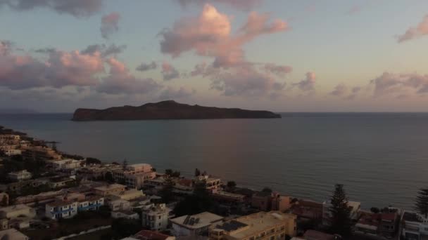 Erstaunliche Luftaufnahme einer Insel auf Kreta, Griechenland. — Stockvideo