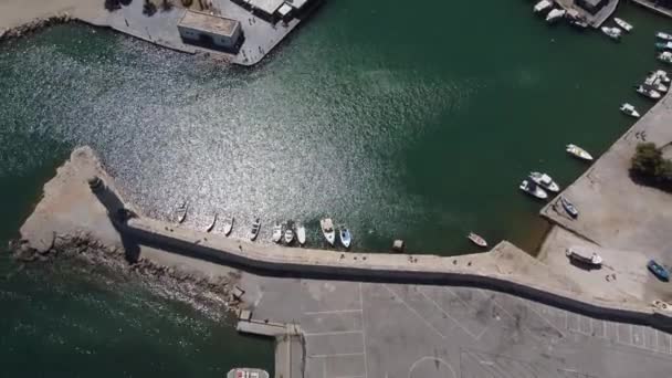 Creta, Grecia. Puerto con embarcaciones marinas, barcos y faro. Rethymno. — Vídeo de stock