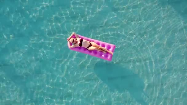 Jong mooi vrouw met perfect lichaam liggend op lucht matras — Stockvideo