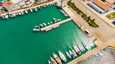 Girit, Yunanistan. Ön planda - Heraklion limanının deniz ve iskelesi, yükleme ekipmanları, yolcu gemileri, yatlar, arka planda