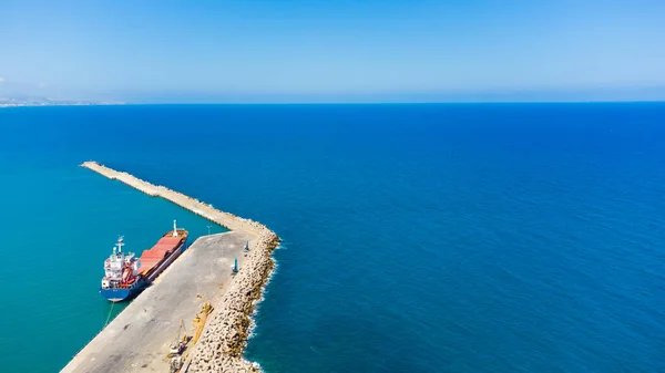 Akdeniz 'de büyük bir tekneyle liman üzerinde hava görüntüsü. — Stok fotoğraf