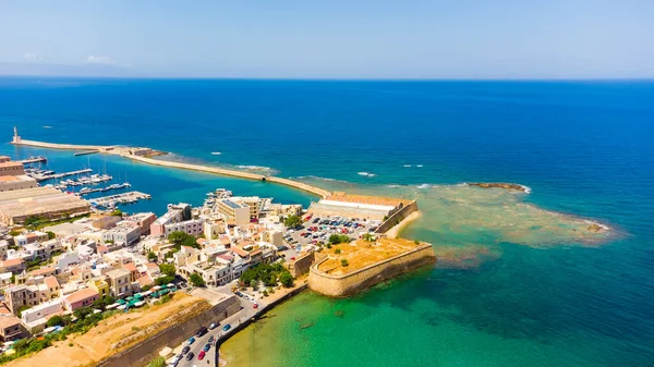Panoramic aerial view from above of the city of Chania, Crete island, Greece. Landmarks of Greece, beautiful venetian town Chania in Crete island. Chania, Crete, Greece. — Stock Photo, Image