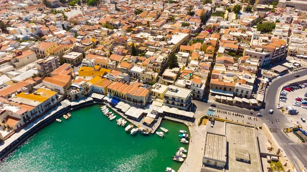 Kreta, Grekland. Hamn med marina fartyg, båtar och fyr. Rethymno — Stockfoto