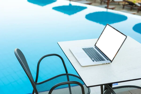 Tahta sandalyesi ve masası olan mobil ofis.