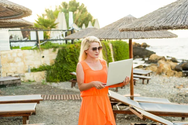 Casual γυναίκα χαλαρωτικό με ένα φορητό υπολογιστή σε διακοπές — Φωτογραφία Αρχείου