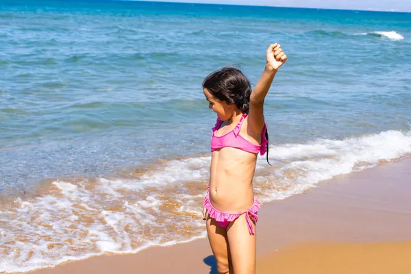 Αξιολάτρευτο κοριτσάκι στην παραλία κατά τη διάρκεια των καλοκαιρινών διακοπών — Φωτογραφία Αρχείου