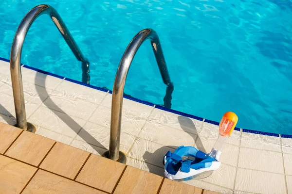 Маска для пірнання з дихальною трубкою лежить біля басейну. — стокове фото
