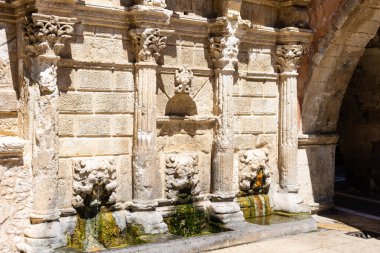 Rethymno Yunanistan Crete. Eski tatil beldesi Rethymno Yunanistan etrafında yürüyün. Mimari ve Akdeniz turistik Girit Adası. Turistik sokakta dar turistik rotalar