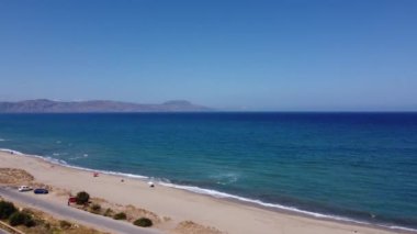 Sea Bay ve Boş Kum Sahili ile birlikte Yunan Hava Doğası manzarası. Yunanistan 'ın Girit kentinde Güzel Tatil ve Turizm Merkezi.