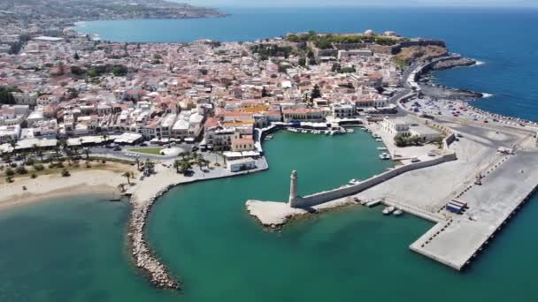 Creta, Grecia. Puerto con embarcaciones marinas, barcos y faro. Rethymno. — Vídeo de stock