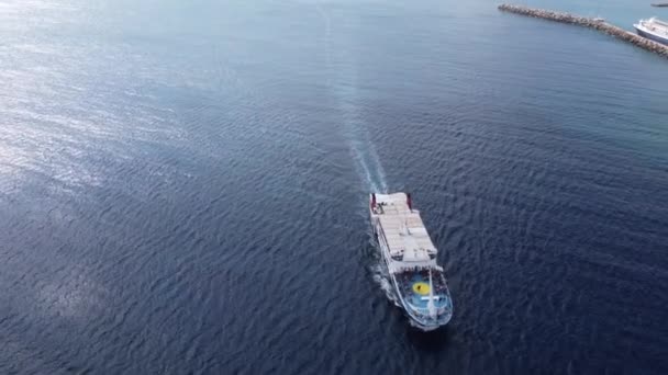 Hava görüntüsü denizde büyük bir yolcu gemisi, yolcu gemisi. — Stok video