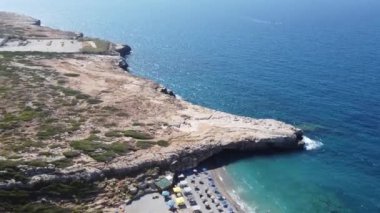 Sea Bay ve Boş Kum Sahili ile birlikte Yunan Hava Doğası manzarası. Yunanistan 'ın Girit kentinde Güzel Tatil ve Turizm Merkezi.
