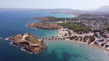 İnsansız hava aracının su altı resiflerindeki görüntüsü ve Akdeniz kıyısındaki şeffaf suyla birlikte plajların yakınındaki kayalıklar. Kamera aşağı bakıyor. Girit, Yunanistan.