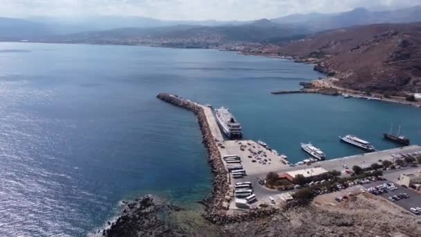 Výletní loď v přístavu Kréta, Řecko. — Stock video