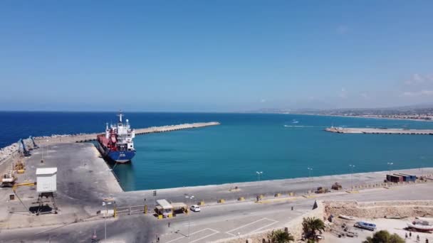 Creta, Grecia. Porto con navi marittime, barche e faro. Rethymno — Video Stock