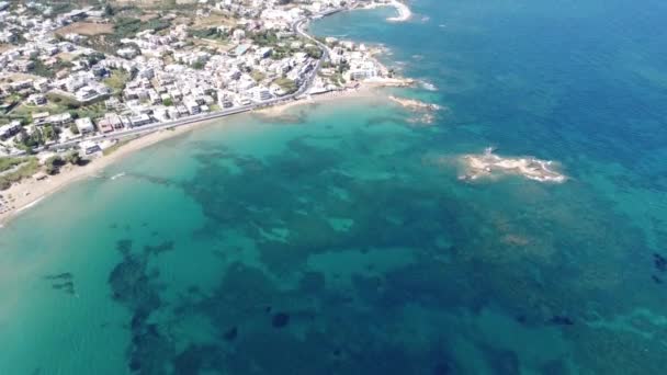 Letecký pohled z letadla na podmořských útesech a pobřežních skalách ve středozemním moři v blízkosti pláží s průzračnou průzračnou vodou. Kamera se podívá dolů. Kréta, Řecko. — Stock video
