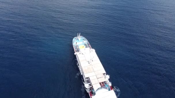 Letecký pohled velké výletní lodi na moři, Osobní výletní loď — Stock video