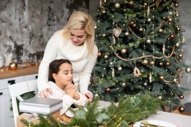 Anne ve kızı Noel için hazırlanıyor.
