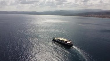 Girit, Yunanistan 'dan geçen bir yolcu gemisi. Hava görüntüleri