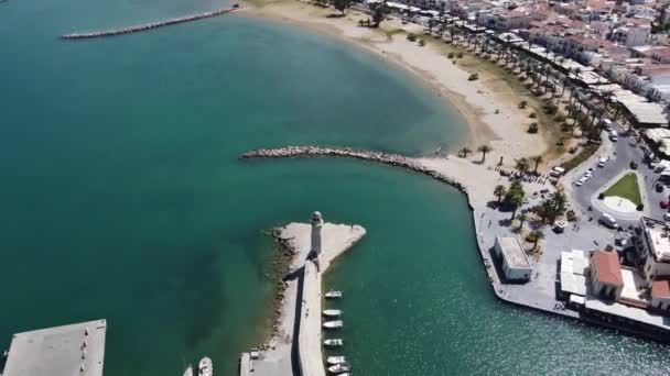 Vista aérea. Ciudad de Rethymno en la isla de Creta. La parte histórica de la ciudad y el puerto. — Vídeos de Stock