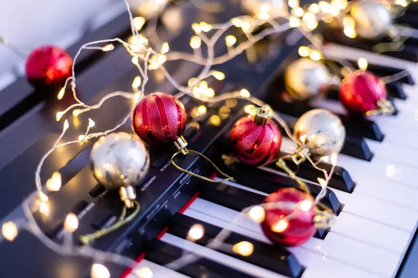 Top vista de perto tiro de teclado de piano e decoração de Natal — Fotografia de Stock