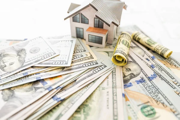 住宅ローン投資不動産コンセプト。ホームモデル、タイのお金と家の鍵のクローズアップ — ストック写真