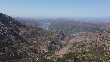 Yunanistan 'ın Girit kentindeki yüksek ve görkemli dağların derin mavi gökyüzü ve dağ siluetleriyle güzel hava izleme görüntüleri.