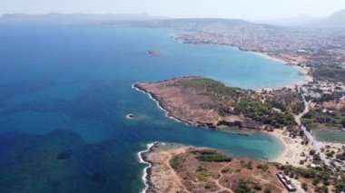 Yunanistan 'ın Girit adasındaki kumsalın insansız hava aracı videosu.