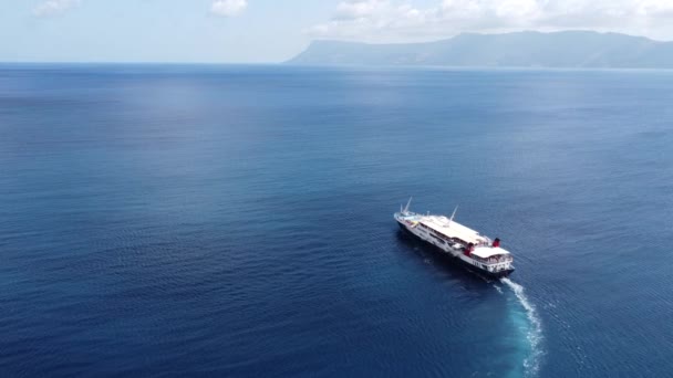 Navio de passageiros que parte do porto com destino Ilhas gregas. — Vídeo de Stock