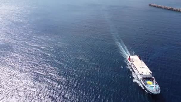 Bateau de croisière traversant la Crète, Grèce. Images aériennes — Video