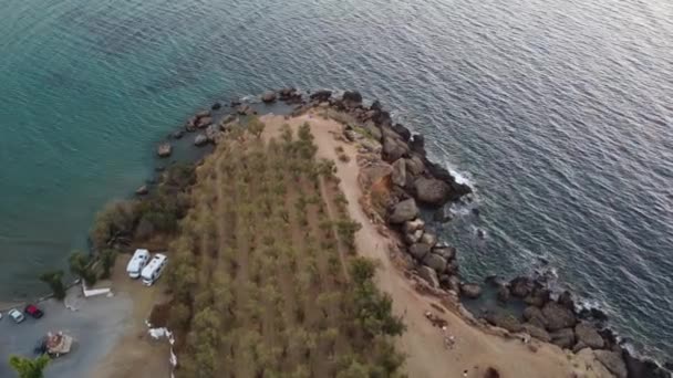 İnsansız hava aracının su altı resiflerindeki görüntüsü ve Akdeniz kıyısındaki şeffaf suyla birlikte plajların yakınındaki kayalıklar. Kamera aşağı bakıyor. Girit, Yunanistan. — Stok video