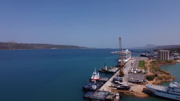 Widok z lotu ptaka na piękne miasto Chania ze starym portem i słynną latarnią morską, Kreta, Grecja. — Wideo stockowe