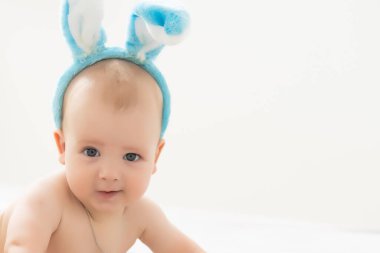 Tavşan kulaklı yeni doğmuş bebek. Paskalya Tatili