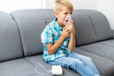 Hasta çocuk nebulizör soluyor.