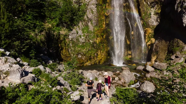 Grunas Waterfall est un site pittoresque à l'intérieur du parc national de Théthi, en Albanie — Photo