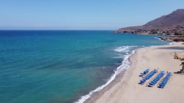 Sea Bay ve Boş Kum Sahili ile birlikte Yunan Hava Doğası manzarası. Yunanistan 'ın Girit kentinde Güzel Tatil ve Turizm Merkezi.