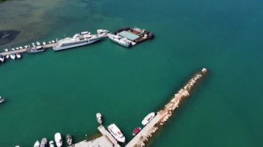 Eski limanı ve ünlü deniz feneri Girit, Yunanistan 'ın güzel Chania kentinin havadan manzarası.