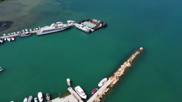 Pemandangan udara kota indah Chania dengan pelabuhan tua dan mercusuar terkenal, Kreta, Yunani. — Stok Video