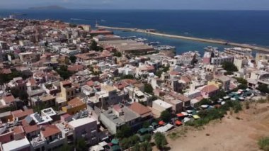 Eski limanı ve ünlü deniz feneri Girit, Yunanistan 'ın güzel Chania kentinin havadan manzarası.