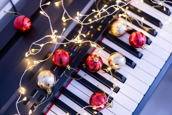 Teclas de piano com decorações de Natal, close-up — Fotografia de Stock