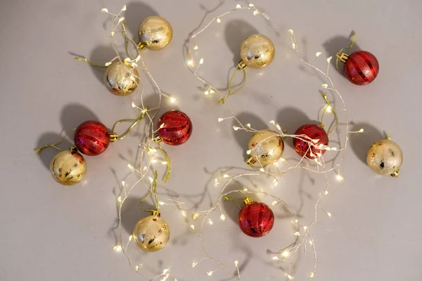 Belas bolas de Natal de ouro e prata vermelho isolado no branco — Fotografia de Stock