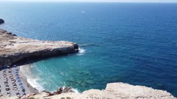 Costa de playa de la ciudad de Rethymno en la isla de Creta, Grecia de un dron. — Vídeo de stock