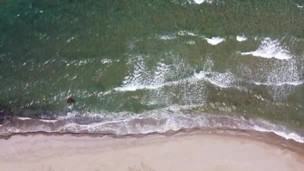 Mała fala, miękka fala na piaszczystej plaży do otwierania wideo, przestrzeń tekstowa. plaża z białym piaskiem, Ocean Wave On Sandy Beach — Wideo stockowe