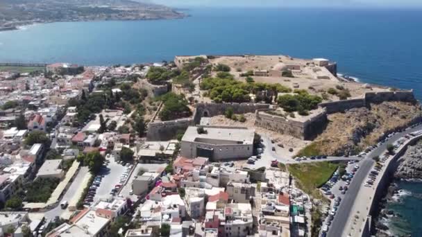 Kreta, Griekenland. Haven met zeeschepen, boten en vuurtoren. Rethymno — Stockvideo